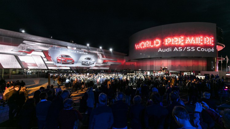 Onthulling Audi A5 Coup? bij de perspresentatie in Ingolstadt. De nieuwe Audi A5 is iets groter, ruimer, zuiniger en nog sportiever dan zijn voorganger en komt in de herfst 2016 naar Nederland.