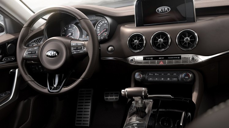 Op de North American International Auto Show in Detroit, die gisteren van start is gegaan, heeft Kia het doek getrokken van de nieuwe vijfdeurs GT. De auto blijkt door het leven te gaan als Stinger.
