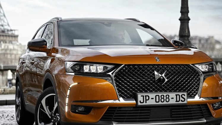 DS presenteert de DS7 Crossback. Dat is niet alleen de eerste SUV van het merk, maar ook het nieuwe vlaggenschip en de eerste volledig eigen auto sinds de afscheiding van Citron