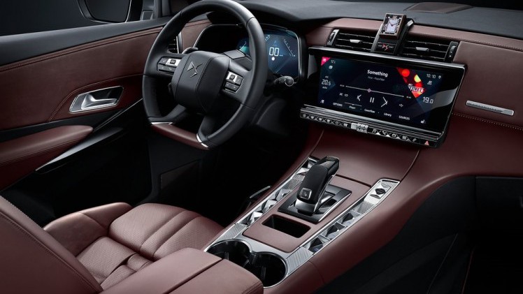 DS presenteert de DS7 Crossback. Dat is niet alleen de eerste SUV van het merk, maar ook het nieuwe vlaggenschip en de eerste volledig eigen auto sinds de afscheiding van Citron