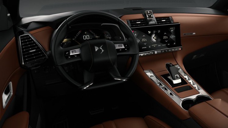 DS presenteert de DS7 Crossback. Dat is niet alleen de eerste SUV van het merk, maar ook het nieuwe vlaggenschip en de eerste volledig eigen auto sinds de afscheiding van Citron