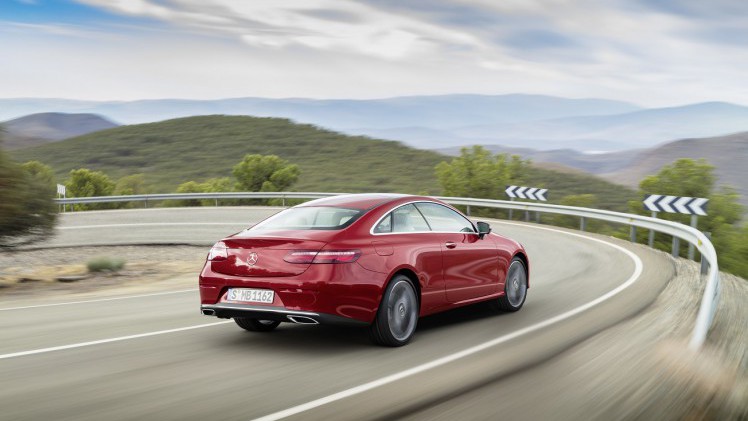 Mercedes-Benz heeft het doek getrokken van de nieuwe E-Klasse Coup. Een auto die zowel sportiviteit als comfort moet bieden en volgestopt is met allerlei innovaties. Dat belooft wat.