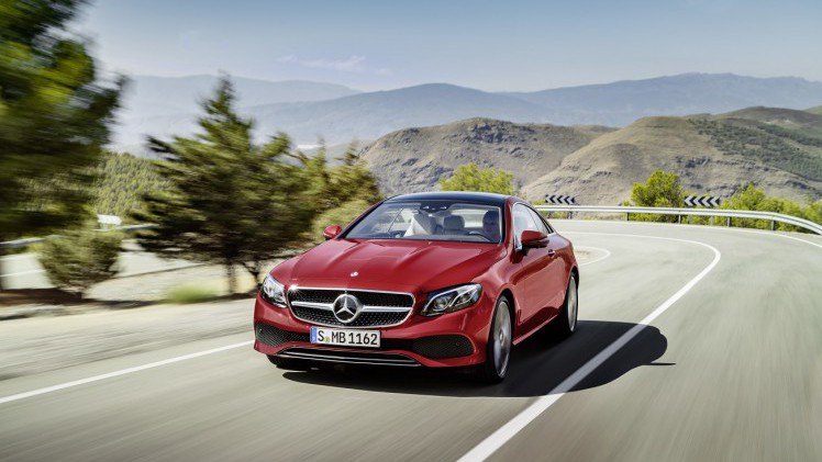 Mercedes-Benz heeft het doek getrokken van de nieuwe E-Klasse Coup. Een auto die zowel sportiviteit als comfort moet bieden en volgestopt is met allerlei innovaties. Dat belooft wat.