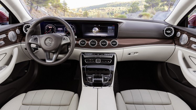Mercedes-Benz heeft het doek getrokken van de nieuwe E-Klasse Coup. Een auto die zowel sportiviteit als comfort moet bieden en volgestopt is met allerlei innovaties. Dat belooft wat.