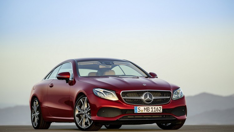 Mercedes-Benz heeft het doek getrokken van de nieuwe E-Klasse Coup. Een auto die zowel sportiviteit als comfort moet bieden en volgestopt is met allerlei innovaties. Dat belooft wat.