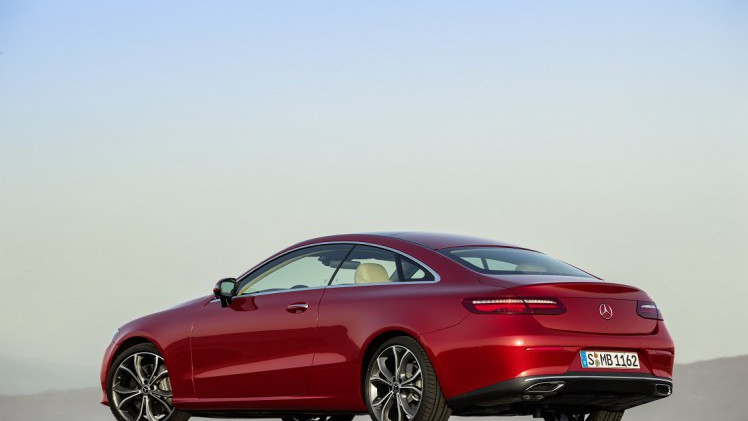 Mercedes-Benz heeft het doek getrokken van de nieuwe E-Klasse Coup. Een auto die zowel sportiviteit als comfort moet bieden en volgestopt is met allerlei innovaties. Dat belooft wat.