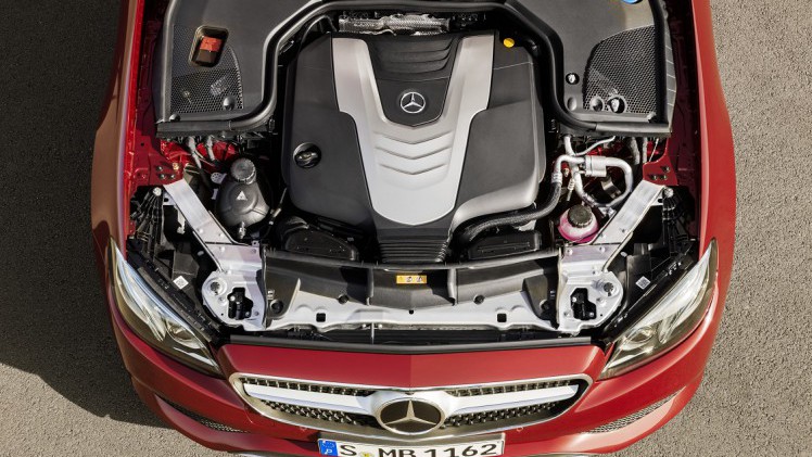 Mercedes-Benz heeft het doek getrokken van de nieuwe E-Klasse Coup. Een auto die zowel sportiviteit als comfort moet bieden en volgestopt is met allerlei innovaties. Dat belooft wat.