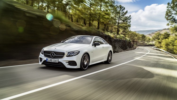 Mercedes-Benz heeft het doek getrokken van de nieuwe E-Klasse Coup. Een auto die zowel sportiviteit als comfort moet bieden en volgestopt is met allerlei innovaties. Dat belooft wat.