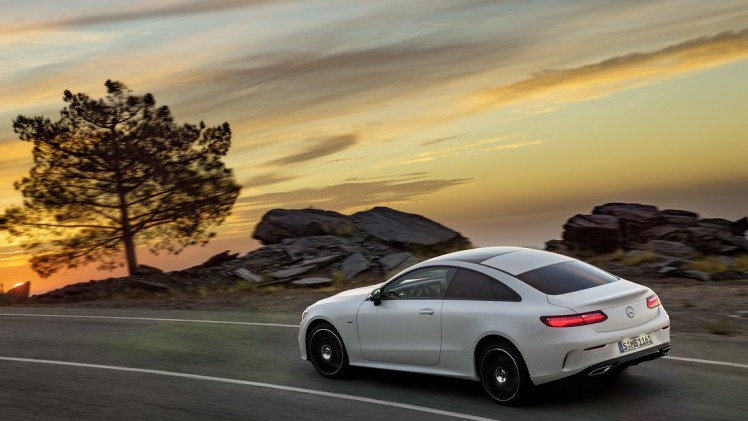 Mercedes-Benz heeft het doek getrokken van de nieuwe E-Klasse Coup. Een auto die zowel sportiviteit als comfort moet bieden en volgestopt is met allerlei innovaties. Dat belooft wat.