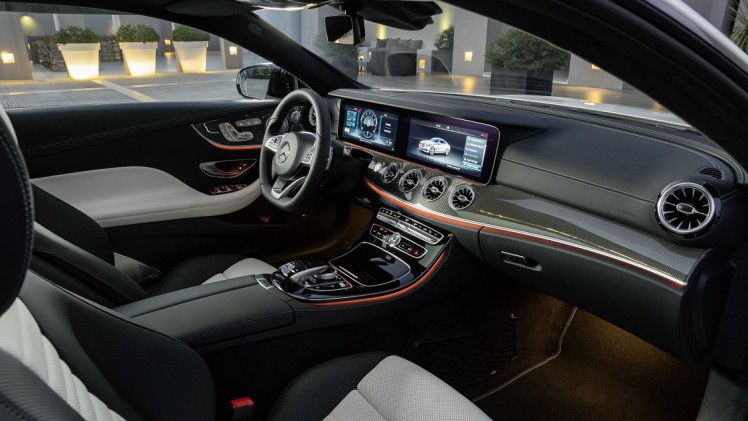 Mercedes-Benz heeft het doek getrokken van de nieuwe E-Klasse Coup. Een auto die zowel sportiviteit als comfort moet bieden en volgestopt is met allerlei innovaties. Dat belooft wat.