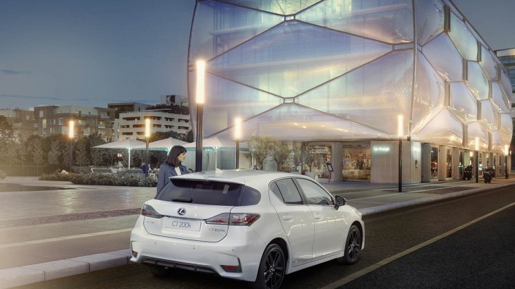 Private Lease nu ook mogelijk bij Lexus CT200h. De hybride hatchback is dan te rijden vanaf 390 euro per maand.