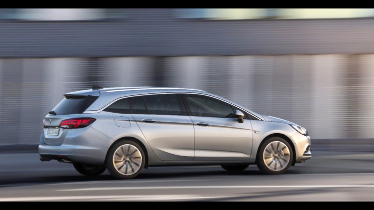 Opel Astra ook als Sports Tourer naar IAA Frankfurt. De Astra stationwagon is eind 2015 bestelbaar voor prijzen vanaf circa 21 mille.