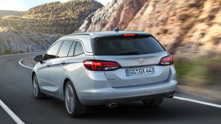 Opel Astra ook als Sports Tourer naar IAA Frankfurt. De Astra stationwagon is eind 2015 bestelbaar voor prijzen vanaf circa 21 mille.