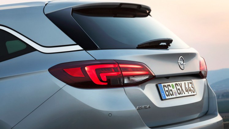 Opel Astra ook als Sports Tourer naar IAA Frankfurt. De Astra stationwagon is eind 2015 bestelbaar voor prijzen vanaf circa 21 mille.