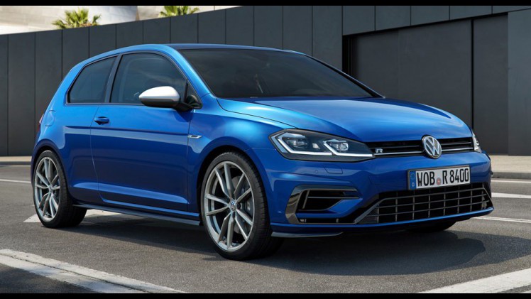 Na alle andere uitvoeringen heeft nu ook de Golf R zijn bijgewerkte front gekregen. Net als bij de andere modellen heeft ook de vernieuwde R enkele onderhuidse wijzigingen, waaronder meer pks.