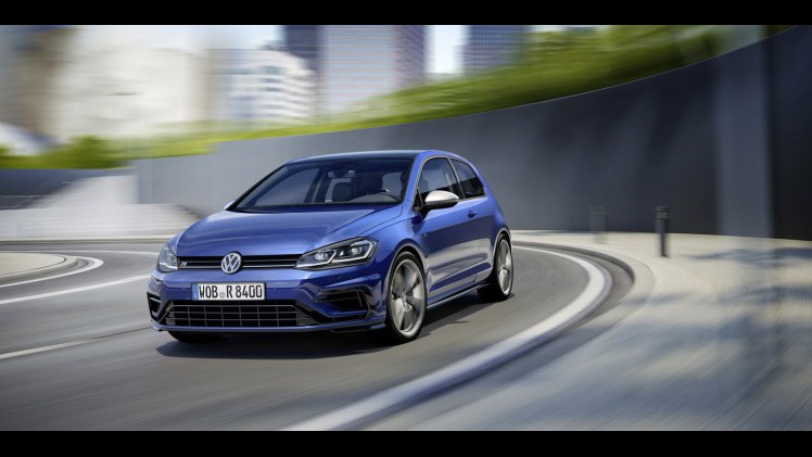 Na alle andere uitvoeringen heeft nu ook de Golf R zijn bijgewerkte front gekregen. Net als bij de andere modellen heeft ook de vernieuwde R enkele onderhuidse wijzigingen, waaronder meer pks.