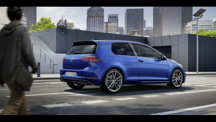 Na alle andere uitvoeringen heeft nu ook de Golf R zijn bijgewerkte front gekregen. Net als bij de andere modellen heeft ook de vernieuwde R enkele onderhuidse wijzigingen, waaronder meer pks.