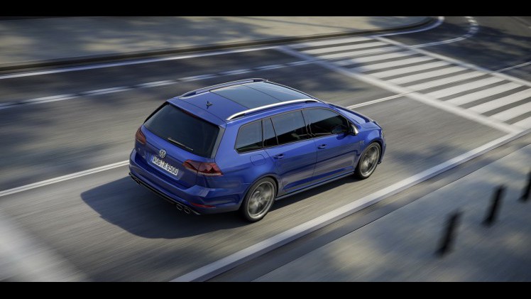 Na alle andere uitvoeringen heeft nu ook de Golf R zijn bijgewerkte front gekregen. Net als bij de andere modellen heeft ook de vernieuwde R enkele onderhuidse wijzigingen, waaronder meer pks.