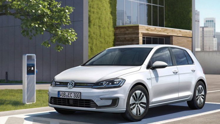 Vorige week werd de facelift van de Volkswagen Golf onthuld, maar voor de e-Golf moesten we nog even geduld hebben. We wisten al dat ie verder kwam op n accu, maar nu weten we meer...
