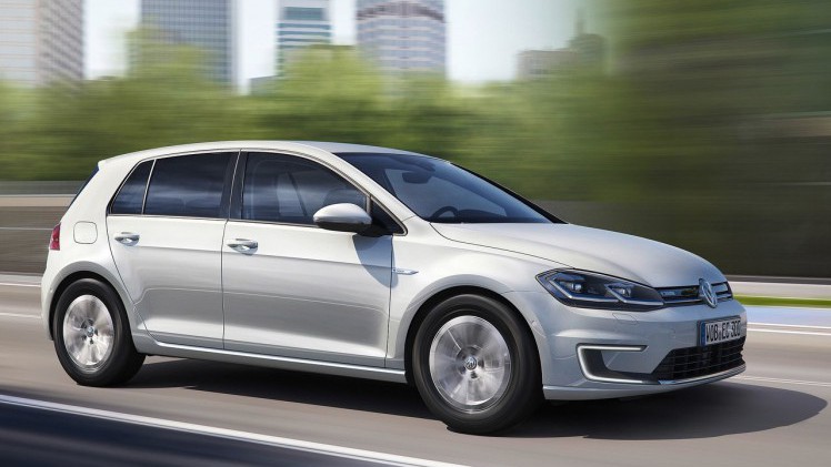 Vorige week werd de facelift van de Volkswagen Golf onthuld, maar voor de e-Golf moesten we nog even geduld hebben. We wisten al dat ie verder kwam op n accu, maar nu weten we meer...