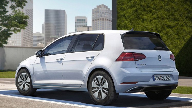Vorige week werd de facelift van de Volkswagen Golf onthuld, maar voor de e-Golf moesten we nog even geduld hebben. We wisten al dat ie verder kwam op n accu, maar nu weten we meer...