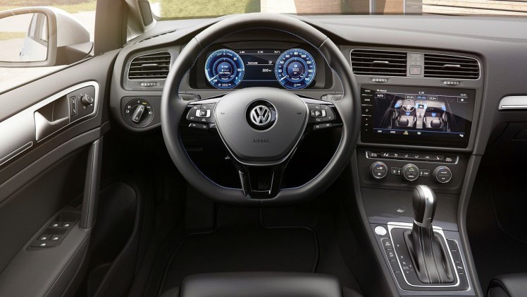 Vorige week werd de facelift van de Volkswagen Golf onthuld, maar voor de e-Golf moesten we nog even geduld hebben. We wisten al dat ie verder kwam op n accu, maar nu weten we meer...