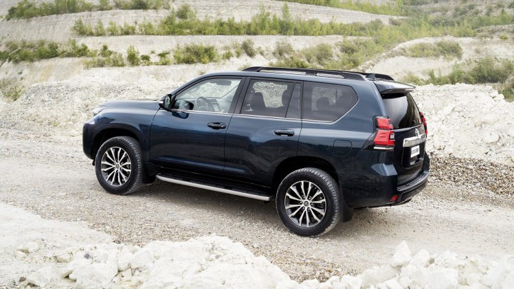 Toyota geeft de nieuwe generatie Land Cruiser prijzen. Het model komt er als drie- en vijfdeurs op geel en grijs kenteken.
