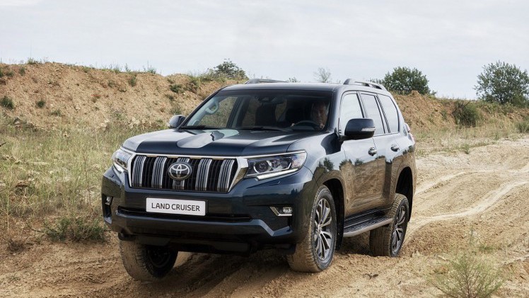 Toyota geeft de nieuwe generatie Land Cruiser prijzen. Het model komt er als drie- en vijfdeurs op geel en grijs kenteken.