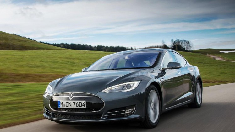 Tesla software 7.1 introduceert Summon parkeerfunctie waarmee de Model S of Model X op afstand parkeert.