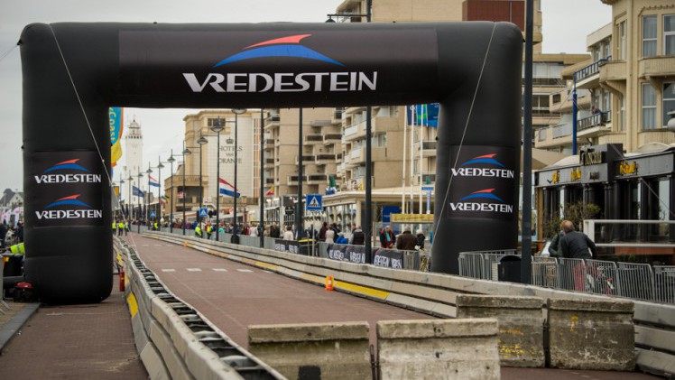 Zaterdag 7 mei rijden alle deelnemers van de Tupenrallye 2016 naar de finish in Noordwijk. De eindstreep bevindt zich traditiegetrouw bij Grand Hotel Huis ter Duin. Kom je ook naar de huldiging?