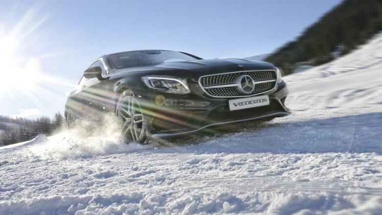 Voor het veilig rijden in wintersportgebieden zijn een aantal zaken van groot belang, maar toch worden ze nog wel eens vergeten. Hieronder zetten we eens op een rijtje waar je allemaal aan moet denken