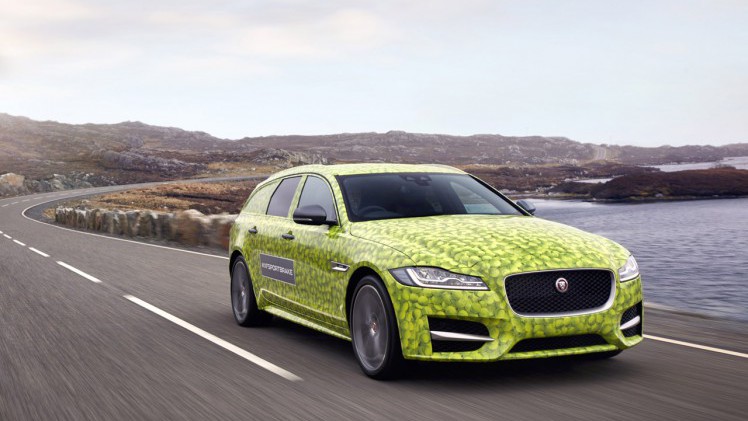 Jaguar laat de nieuwe XF Sportbrake in camouflagetrim uit naar de tennisbaan van het Schotse Bunabhainneadar.