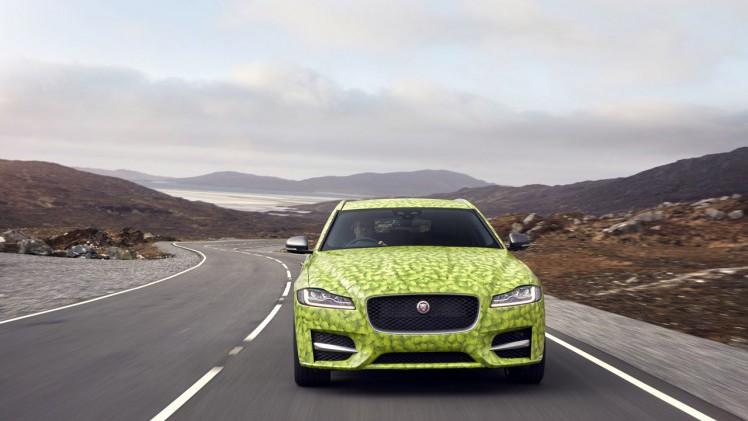 Jaguar laat de nieuwe XF Sportbrake in camouflagetrim uit naar de tennisbaan van het Schotse Bunabhainneadar.