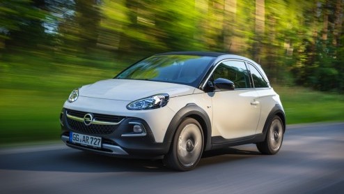 Rijtest/Autotest van Opel Adam Rocks 1.0 Turbo, voorzien van de nieuwe Opel 1.0 liter driecilinder. Een fijne krachtbron in een stoere Adam met verhoogde bodemspeling en stoffen dak.