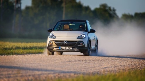 Rijtest/Autotest van Opel Adam Rocks 1.0 Turbo, voorzien van de nieuwe Opel 1.0 liter driecilinder. Een fijne krachtbron in een stoere Adam met verhoogde bodemspeling en stoffen dak.