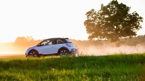Rijtest/Autotest van Opel Adam Rocks 1.0 Turbo, voorzien van de nieuwe Opel 1.0 liter driecilinder. Een fijne krachtbron in een stoere Adam met verhoogde bodemspeling en stoffen dak.