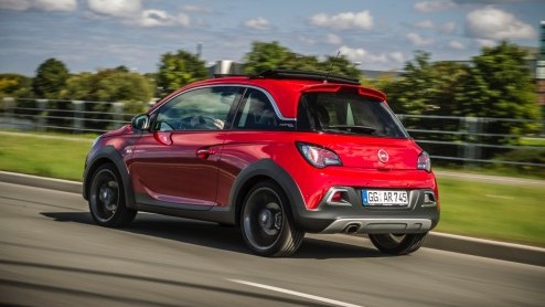 Rijtest/Autotest van Opel Adam Rocks 1.0 Turbo, voorzien van de nieuwe Opel 1.0 liter driecilinder. Een fijne krachtbron in een stoere Adam met verhoogde bodemspeling en stoffen dak.