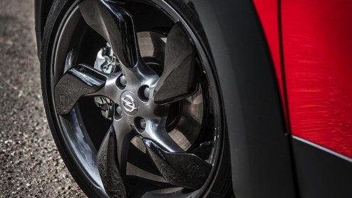 Rijtest/Autotest van Opel Adam Rocks 1.0 Turbo, voorzien van de nieuwe Opel 1.0 liter driecilinder. Een fijne krachtbron in een stoere Adam met verhoogde bodemspeling en stoffen dak.