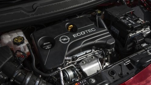 Rijtest/Autotest van Opel Adam Rocks 1.0 Turbo, voorzien van de nieuwe Opel 1.0 liter driecilinder. Een fijne krachtbron in een stoere Adam met verhoogde bodemspeling en stoffen dak.