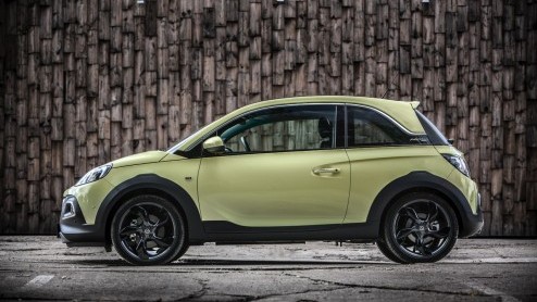 Rijtest/Autotest van Opel Adam Rocks 1.0 Turbo, voorzien van de nieuwe Opel 1.0 liter driecilinder. Een fijne krachtbron in een stoere Adam met verhoogde bodemspeling en stoffen dak.