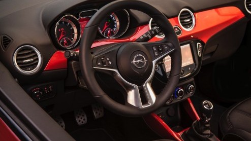 Rijtest/Autotest van Opel Adam Rocks 1.0 Turbo, voorzien van de nieuwe Opel 1.0 liter driecilinder. Een fijne krachtbron in een stoere Adam met verhoogde bodemspeling en stoffen dak.