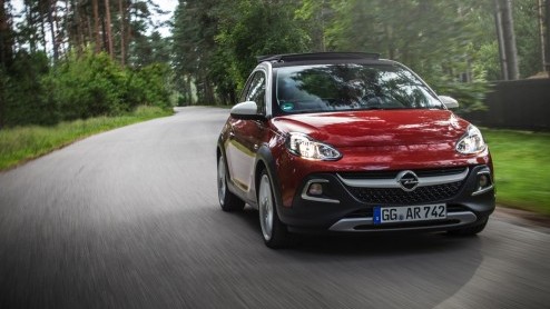 Rijtest/Autotest van Opel Adam Rocks 1.0 Turbo, voorzien van de nieuwe Opel 1.0 liter driecilinder. Een fijne krachtbron in een stoere Adam met verhoogde bodemspeling en stoffen dak.