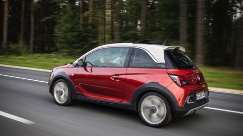 Rijtest/Autotest van Opel Adam Rocks 1.0 Turbo, voorzien van de nieuwe Opel 1.0 liter driecilinder. Een fijne krachtbron in een stoere Adam met verhoogde bodemspeling en stoffen dak.