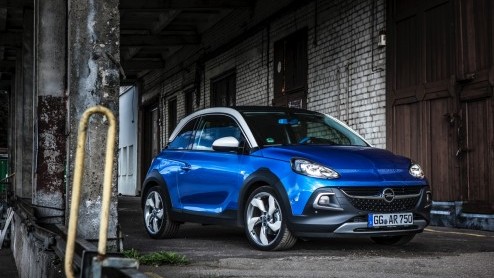 Rijtest/Autotest van Opel Adam Rocks 1.0 Turbo, voorzien van de nieuwe Opel 1.0 liter driecilinder. Een fijne krachtbron in een stoere Adam met verhoogde bodemspeling en stoffen dak.