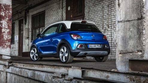 Rijtest/Autotest van Opel Adam Rocks 1.0 Turbo, voorzien van de nieuwe Opel 1.0 liter driecilinder. Een fijne krachtbron in een stoere Adam met verhoogde bodemspeling en stoffen dak.