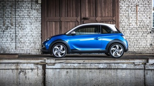 Rijtest/Autotest van Opel Adam Rocks 1.0 Turbo, voorzien van de nieuwe Opel 1.0 liter driecilinder. Een fijne krachtbron in een stoere Adam met verhoogde bodemspeling en stoffen dak.