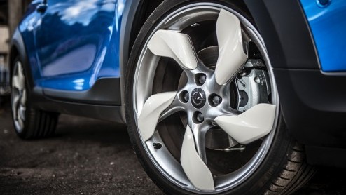 Rijtest/Autotest van Opel Adam Rocks 1.0 Turbo, voorzien van de nieuwe Opel 1.0 liter driecilinder. Een fijne krachtbron in een stoere Adam met verhoogde bodemspeling en stoffen dak.
