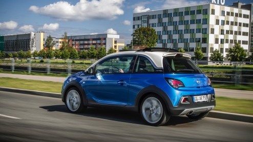 Rijtest/Autotest van Opel Adam Rocks 1.0 Turbo, voorzien van de nieuwe Opel 1.0 liter driecilinder. Een fijne krachtbron in een stoere Adam met verhoogde bodemspeling en stoffen dak.