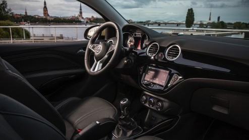 Rijtest/Autotest van Opel Adam Rocks 1.0 Turbo, voorzien van de nieuwe Opel 1.0 liter driecilinder. Een fijne krachtbron in een stoere Adam met verhoogde bodemspeling en stoffen dak.
