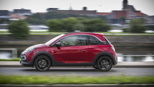 Rijtest/Autotest van Opel Adam Rocks 1.0 Turbo, voorzien van de nieuwe Opel 1.0 liter driecilinder. Een fijne krachtbron in een stoere Adam met verhoogde bodemspeling en stoffen dak.